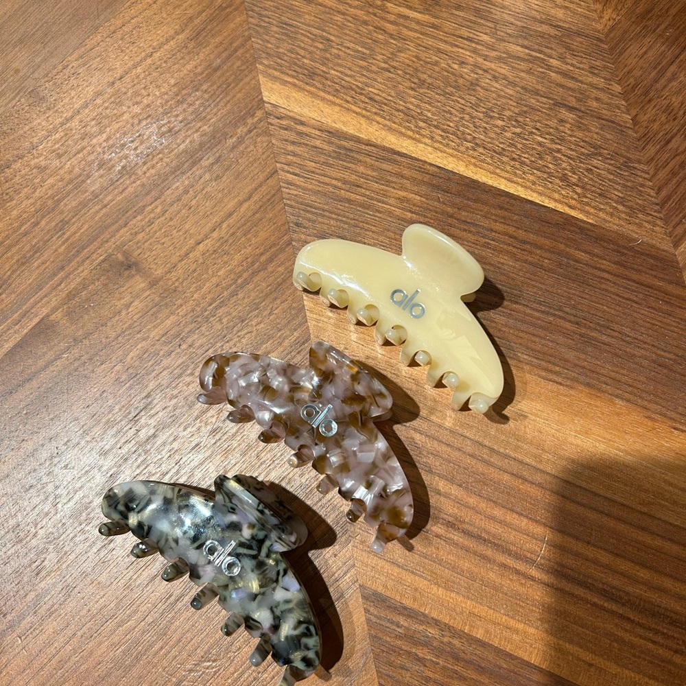 Alo claw clips